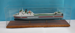 RoRo "Slingsborg" Vollrumpfmodell (1 St.) NL 1999 Modellbau Conrad in 1:700 in Vitrine